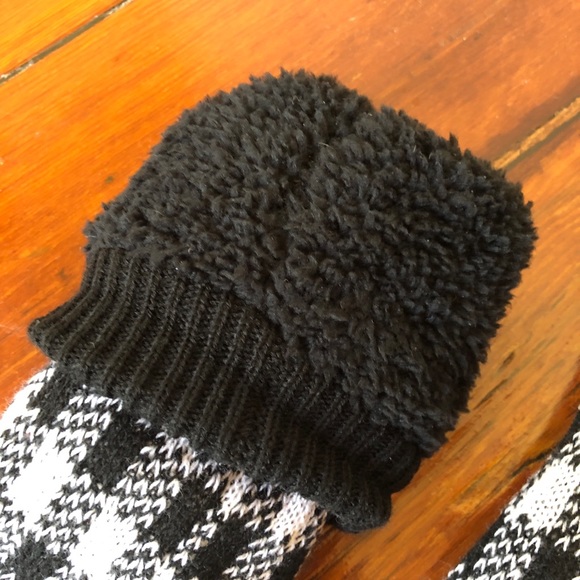 ✨📚NWOT Super Comfy Cozy Slipper Socks📖✨ - Picture 2 of 2